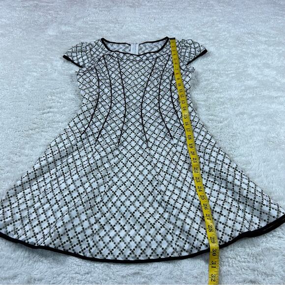 Ye . nice mesh overlay fit and flare dress, size small 155/80a - Picture 4 of 9
